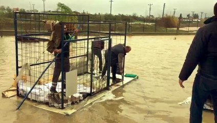Antalya'da sağanak yağmurda el yapımı sal çaresi