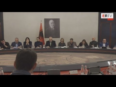 Rama jep 3 objektivat: Asnjë familje e dëmtuar nga tërmeti kalon Vitin e ri në çadër