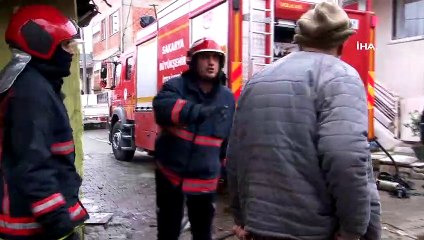 Yanan evinin önünde çaresizce bekleyen yaşlı adam gözyaşlarına hakim olamadı