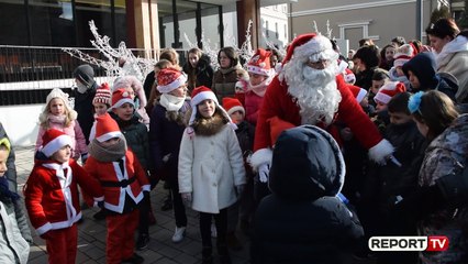 Report TV - Parada e babagjyshave ndez atmosferën festive në Korçë