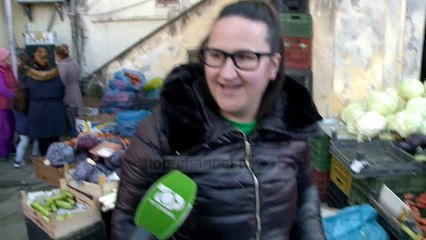 Çmimet rriten për festa/ Në tregun e Kombinatit me fruta-perimet shitet edhe bulmet, mish & pijet