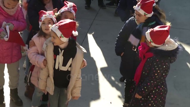 Ora News - Fëmijët jetimë në Tiranë surprizohen me dhurata për Vitin e Ri