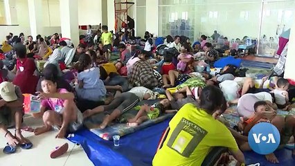 Thousands Of People in Indonesia Forced Remain in Shelters Because of Flood