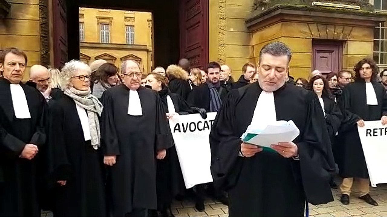 Metz : les robes noires en rangs serrés contre la réforme des retraites