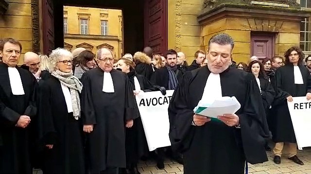 Metz : les robes noires en rangs serrés contre la réforme des retraites