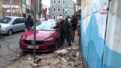 Çanakkale metruk binanın duvarı otomobilin üzerine devrildi