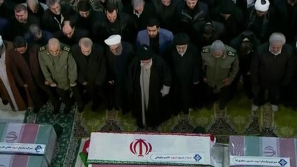 المرشد الإيراني يؤم المصلين في جنازة سليماني بطهران