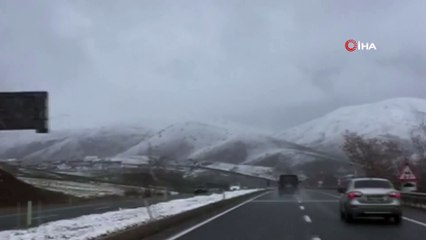 Elazığ'da kontrolden çıkan minibüs bariyerlere böyle çarptı