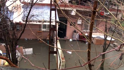 Ümraniye’de sağanak yağış nedeniyle evi su bastı