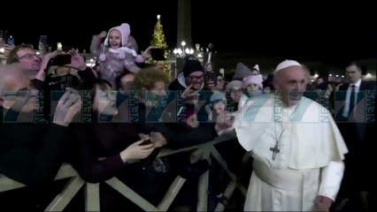 IRRITOHET PAPA, NJE GRUA NUK I LESHON DOREN  - News, Lajme - Kanali 7