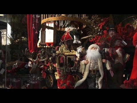 Ora news - Speciale/Dekorimi i pemës së Vitit të Ri, këtë viti ylli u zëvendësua me degë