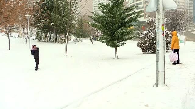 Kar topu oynayıp, poşetle karda kaydılar