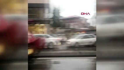 Fatih'te ağaç araçların üzerine devrildi