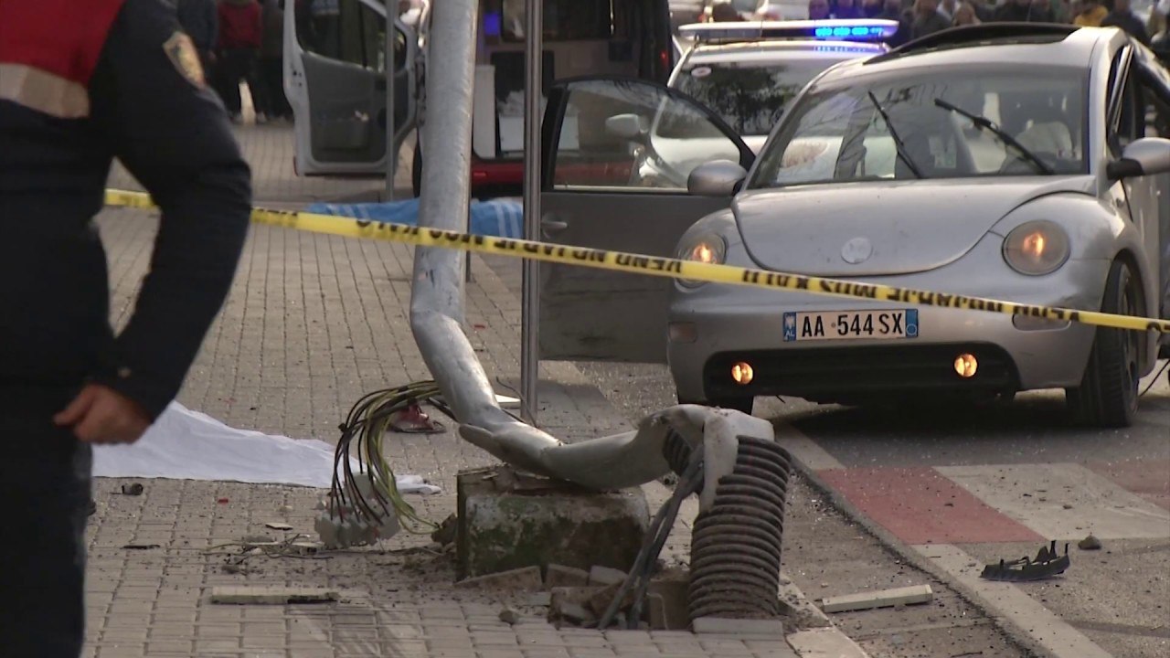 Përplasen dy makina në "Porcelan", 2 kalimtarë vdesin pranë vijave të bardha