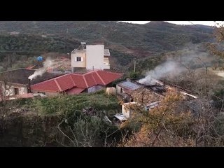 Ora News - Gardianit që vrau dy persona në poliklinikën e Patosit i digjet shtëpia