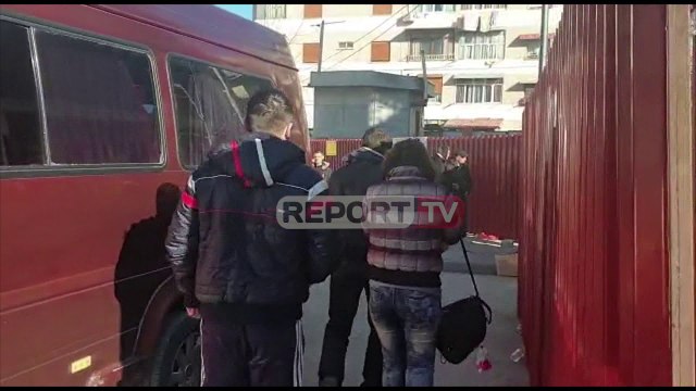 Pompa e betonieres i bie mbi kokë, e afërmja e viktimës mëson lajmin e rëndë, nuk i mban dot lotët
