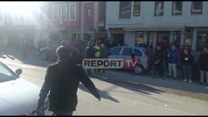 Report TV -Shoku i viktimës në gjendje të rënduar emocionale, nuk qëndron dot në këmbë