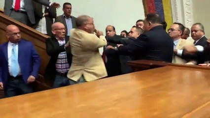 Venezuela'da muhalefet birbirlerine girdi