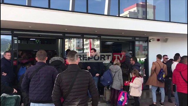 Report TV -Emigrantët vijojnë kthimin në vendet ku jetojnë, fluks në Portin e Vlorës