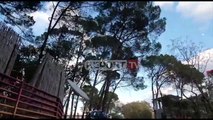 Report TV - Stuhi ere në Tiranë, rrëzohet pema e Vitit të Ri në sheshin ‘Skënderbej’