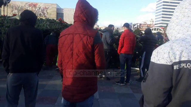 Rrëzohet pema e vitit të ri në Tiranë