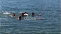 Report TV -Uji i Bekuar/ 6 të rinjtë nga Saranda hidhen me kokë në det për të nxjerrë kryqin