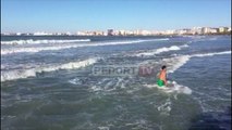 Report TV -Vlorë/ Festa e Ujit të Bekuar, momenti kur i riu kap kryqin mes dallgëve të detit