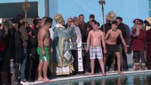 Festohet 'Dita e Ujit të Bekuar' edhe në Elbasan, momenti kur të rinjtë hidhen në pishinë