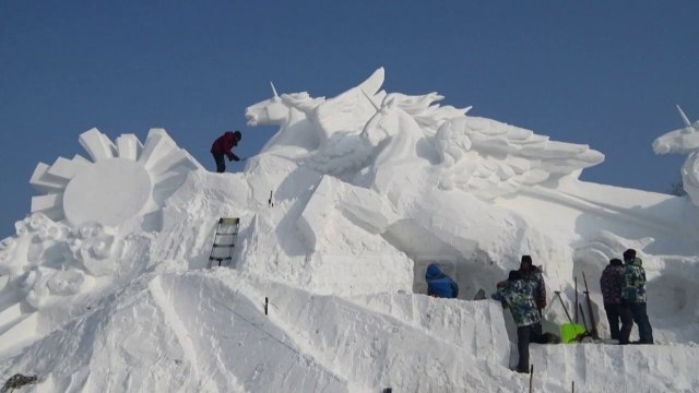 Festivali i akullit në Kinë/ Ceremonia e hapjes me çiftet që martoheshin në dëborë