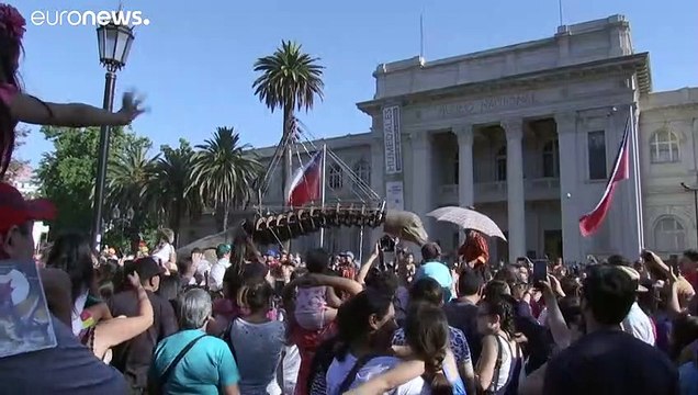 El festival de teatro chileno Santiago a Mil vuelve a las calles en medio de las protestas