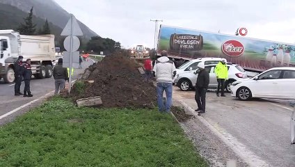 Kontrolden çıkan tır şarampole devrildi, bölgede uzun araç kuyrukları oluştu