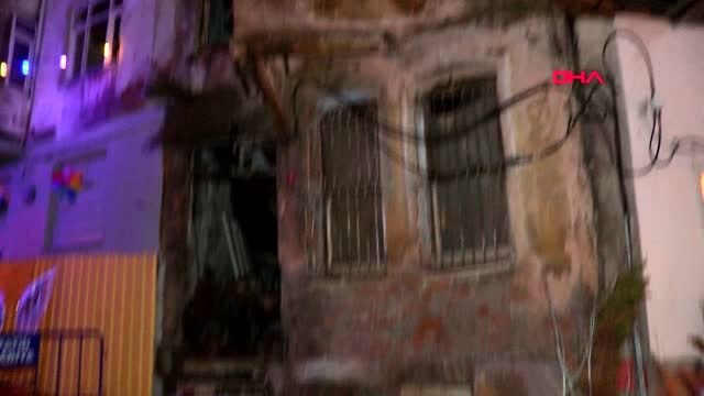 Balat'ta metruk binanın çatısı çöktü