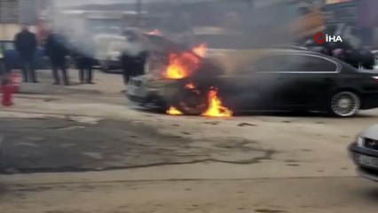 Alev alan otomobil vatandaşların müdahalesi ile söndürüldü