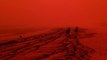 Ciel rouge, cendres sur la plage : décors apocalyptique de Merimbula en Australie