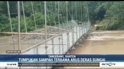 Detik-detik Tumpukan Sampah di Sungai Cidurian Tabrak Jembatan Hingga Rusak