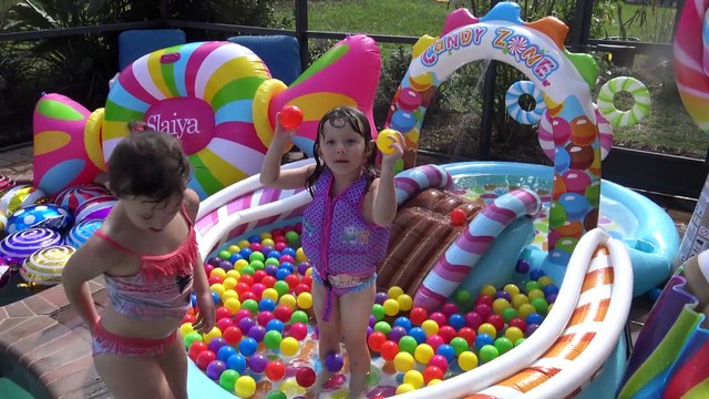 Divertimento na piscina com Boias Divertidas e Gigantes‎ no formato de doces - Diversão na Piscina