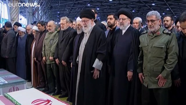شاهد: جنازة مهيبة للقائد العسكري الإيراني قاسم سليماني والمرشد الأعلى يجهش بالبكاء