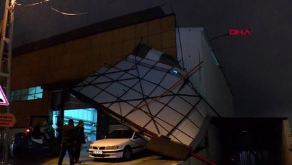 Ataşehir'de şiddetli rüzgar atölyenin çatısını uçurdu