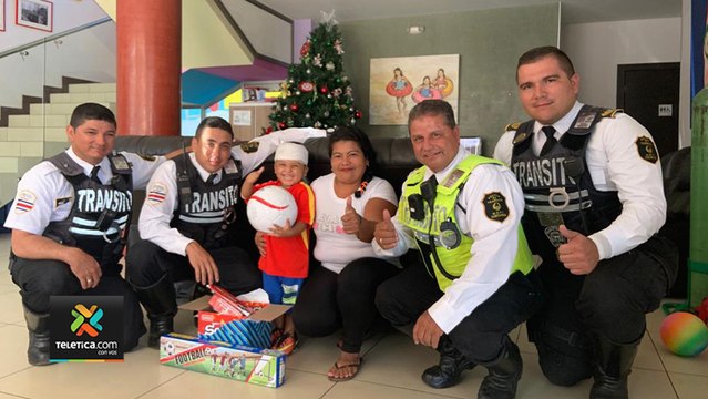 tn7-Oficiales de Tránsito llevaron regalos a niño de 3 años que estuvo al borde de la muerte-060120