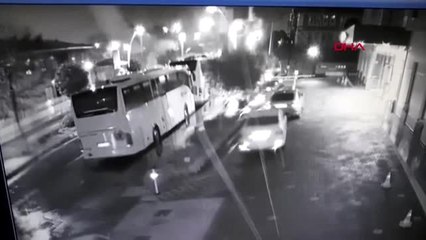 Zeytinburnu'nda devrilen ağaç yolu tamamen kapattı