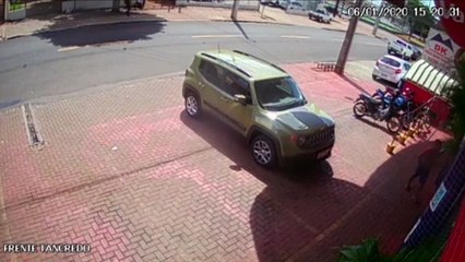 Vídeo mostra bicicleta sendo furtada no Bairro Pioneiros Catarinenses