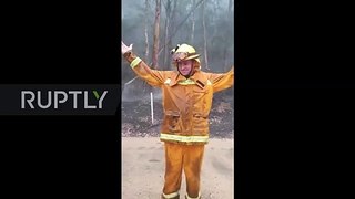 オーストラリア_消防士のレインダンスが山火事を「停止」   , Australia_ Firefighters's rain dance 'halts' bushfires  ,
