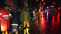 Mersin'de 12 saatte metrekareye 140 kilogram yağış düştü, caddeler nehre döndü araçlar sular altında kaldı