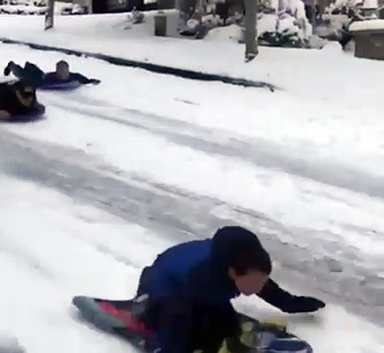 Un voisin informe la police sur des enfants qui glissent sur la route. Mais le policier ne s'est pas intervenu, il rejoint les gamins
