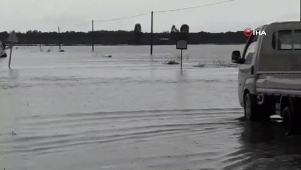 - Taşkında yolunu şaşıran otobüs tarlaya gömüldü