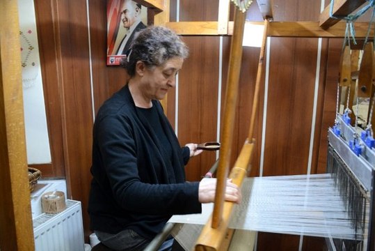 Hobi olarak başladığı keten dokumayı ticarete dönüştürdü
