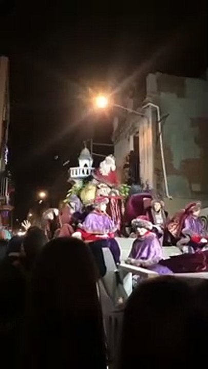 El Rey Melchor desatado lanzando caramelos a los niños