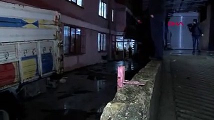 Bahçelievler'de üzerilerine düşen çatıdan son anda kurtuldular; o anlar kamerada