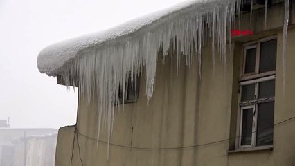 Hakkari buz sarkıtları tehlike saçıyor