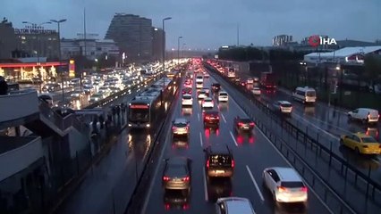 İstanbul'da sağanak yağış ve fırtı ile geldi